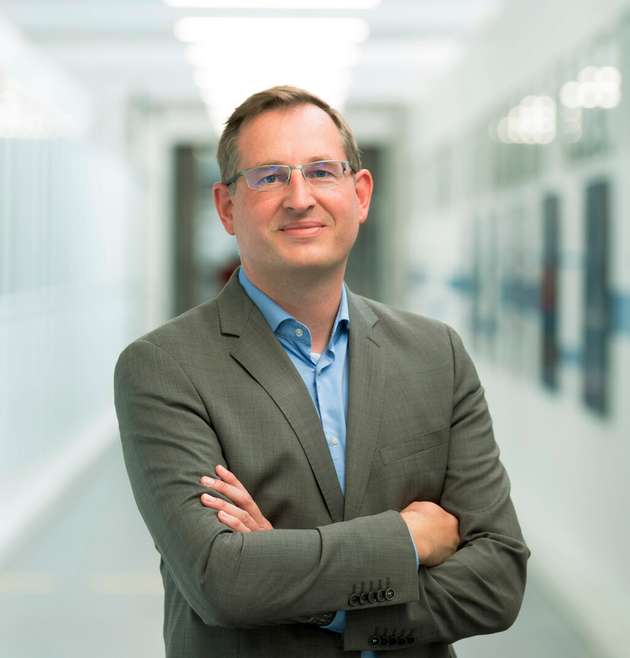 Sven Hamann, CEO Bosch Connected Industry: In der Fertigung fallen jeden Tag Unmengen an Daten an. KI zieht in Sekundenschnelle die richtigen Schlüsse. So sorgt das Nexeed Industrial Application System in einem Pilotprojekt bei Bosch in Feuerbach mittels KI für die Optimierung der innerbetrieblichen Milkrun-Transporte. Aufgrund von Live-Daten werden Fahrten automatisch geplant. Es fallen weniger Leerfahrten an, Fahrer:innen werden entlastet, Ressourcen geschont; die Effizienz steigt um ein Vielfaches. Doch die Fabrik der Zukunft ist nicht menschenleer – im Gegenteil: Menschen bleiben die Entscheider:innen, KI ist ihr Werkzeug. Die Mitarbeiter:innen werden durch KI bestmöglich unterstützt und können ihre Stärken optimal in steuernden, kreativen Tätigkeiten einbringen.