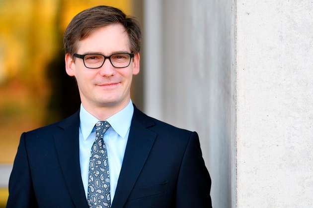 Dr. Jesko Merkel, Geschäftsführer bei Point 8: KI ist kein Hokuspokus. Der Begriff beschreibt intelligente Agentensysteme, die auf Basis von Pattern Matching eine Aufgabe effizient umsetzen können. Neben der Möglichkeit durch Sensoren und Aktoren definiert die Modellierung der realen Welt die Grenzen und die Potenz der Systeme. Dies bedeutet vor Allem viel auf natürlicher Intelligenz beruhende Vorarbeit, bis eine KI das Richtige tut. Mit umfangreichen Ressourcen könnten wir für zahlreiche Maschinen und Prozesse KI-gestützte Systeme entwickeln und so viele Teilaufgaben optimieren und automatisieren. Die Grenze für den Einsatz von KI ist vor allem das eingesetzte Kapital. An welcher Stelle wollen wir diese Grenze verschieben, um Herausforderungen wie dem Fachkräftemangel zu begegnen?