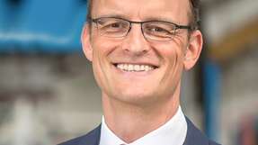 Josef Art, 46 Jahre, ist Vice President Recycling Technology bei Zeppelin Systems, einem Anlagenbauer mit 1.600 Mitarbeitern. Zuvor arbeitete Art neun Jahre bei BMW, dann wechselte er in die Zulieferindustrie als Einkaufsleiter, Werksleiter und Geschäftsführer. Anschließend war er im Maschinen- und Anlagenbau bei KraussMaffei als Leiter einer BU und eines digitalen Corporate Startups tätig.