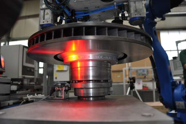 Eine rote LED-Beleuchtung sorgt für ausreichend Kontrast, um die Schriftzeichen auf den Bremsscheiben mit einer Zeilenkamera In-Sight 5604 während zweier Umdrehungen der Bremsscheibe zu identifizieren. 