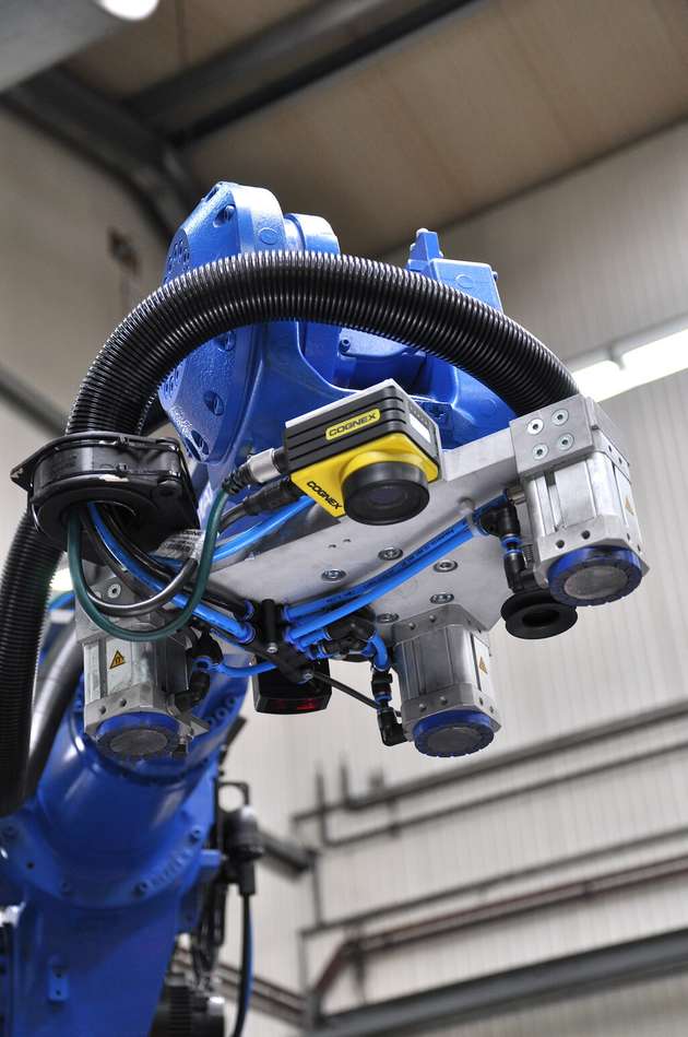 Ein direkt am Kopf des Greifers installiertes In-Sight 7050 Vision-System von Cognex erkennt die Lage der auf einem Transportband angelieferten Bremsscheiben, übermittelt die Daten an die Robotersteuerung und ermöglicht so ein schnelles Greifen der Scheiben durch den Roboter. 