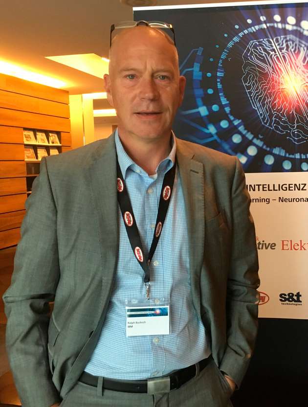 Ralf Bucksch, Technical Executive IBM Sustainability Software and Industrie 4.0 EMEA: Viele KI Systeme weisen heute keinerlei Lerneffekte auf, sind also eher klassisch deterministische und regelbasierte Systeme, die auf gewisse Ereignisse oder Eingaben mit vordefinierter Bewertung „reagieren“. Lernende KI Systeme, sind dort in sinnvoller Verwendung, wo Komplexität den Einsatz herkömmlicher analytischer und regelbasierter Methodik überschreitet. Etwa in der Steuerung von komplexen Produktionsanlagen. Ein lernendes KI System wird sich in der Steuerung kontinuierlich verbessern, weil je nach Ergebnis der Produktion eine Feedbackschleife in das Machine-Learning-Netz eingebracht wird. Wenn Kreativität und emotionale Intelligenz gefragt sind, stellen KI basierte Maschinen in absehbarer Zeit keine Gefahr für den Menschen dar.
