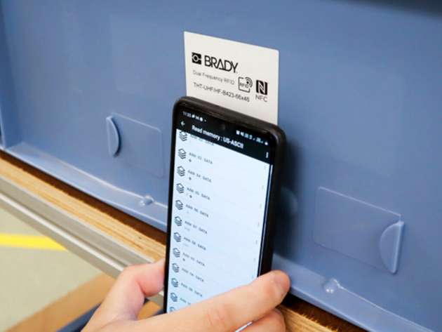 Berühren Sie das Etikett einfach mit einem NFC-fähigen Smartphone, um Daten zu lesen oder zu schreiben.