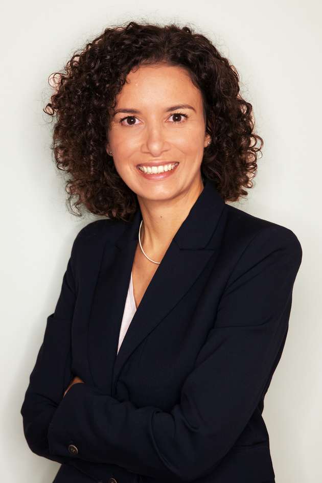 Albina Pace, Regional Manager, Information Software Technical Consultant bei Rockwell Automation: Bei KI haben Verantwortliche und Entscheider häufig noch das Bild einer allumfassenden Lösung vor dem Auge, die ohne Ausfälle die optimale Auslastung und Produktion ermöglicht. Dieser Umstand liegt nicht zuletzt daran, dass hier oft einzelne Teilaspekte, Konzepte und Gedanken vermischt werden. So ist man aktuell nicht in der Lage ein künstliches Bewusstsein zu schaffen – es gelingt aber sehr wohl, dass Algorithmen durch ihre Fähigkeit zu lernen, Muster zu erkennen und daraus Rückschlüsse zu ziehen als intelligent wahrgenommen werden. Genau hier ist die aktuelle Grenze von Algorithmen im industriellen Umfeld: Sie können erkennen, wenn Instandhaltungsmaßnahmen angebracht sind, helfen bei der Optimierung von Produktionsparametern und verbessern die insgesamte Maschinenauslastung. Algorithmen und die in Zukunft zu erwartende KI stellen einen weiteren Schritt hin zu Automatisierung dar, und mindern dabei den Fachkräftemangel und auch das Gefahrenpotenzial für Menschen in der Produktion. Dennoch wird selbst eine ausgeklügelte Anlage mit moderner KI und umfassender Automatisierung immer auch eine menschliche Komponente benötigen, um weitreichende Produktionsentscheidungen zu treffen