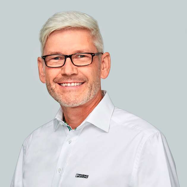 Wilfried Grote, Director Global Industry Management Chemicals and Pharmaceuticals, Phoenix Contact Electronics: „Effiziente, zuverlässige Prozesse und eine hohe Flexibilität der Produktion sind in der Prozessindustrie wichtiger denn je. Damit Anlagenbetreiber wettbewerbsfähig bleiben, gilt es die Möglichkeiten der Digitalisierung und des modularen Anlagenbaus auszuschöpfen. Hierbei unterstützen innovative Komponenten, Tools und Ready-to-use-Lösungen von Phoenix Contact. Insbesondere der Stellenwert von Überwachungslösungen steigt, zumal es mit Namur Open Architecture (NOA) ein anerkanntes Konzept gibt, um die Daten für das Monitoring und die Optimierung zu erhalten. Anlagenbauer können die fertigen Lösungen einfach und ohne großen Aufwand in bestehende Anlage integrieren. Dieser Mehrwert bietet nicht nur den Betreibern, sondern auch den Anlagenbauern vielfältige Möglichkeiten, die Digitalisierung voranzutreiben.“