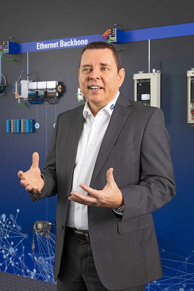 André Fritsch, Senior Product Manager Remote I/O & Fieldbus, R. Stahl: „In den letzten Jahren wurden viele neue Konzepte und Technologien für die Digitalisierung der Prozesswelt vorgestellt. Da ist es nicht verwunderlich, dass man den Überblick verliert und die Entscheidung zur Umsetzung schwerfällt. Ein sinnvoller Einstieg in die Digitalisierung liegt in der Anlagenvernetzung unter Einsatz von Ethernet. Speziell für den Betrieb in der Prozessautomatisierung mit explosionsgefährdeten Bereichen sind Lösungen wie Ethernet-APL und 100BASE-TX-IS verfügbar, die Ethernet durchgängig bis in die Feldebene bringen. Damit wird der kleinste gemeinsame Nenner für eine digitale Anlage definiert auf dem nahezu alle neuen Konzepte aufsetzen. Ein Invest in Ethernet im Feld ist damit ein sicherer Invest in die Zukunft, egal welche Lösungen sich durchsetzen werden.“