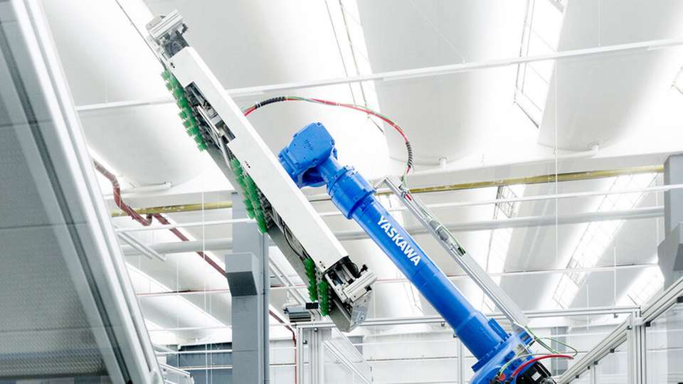 Alle größeren Motoman-Roboter mit der aktuellen YRC1000- Robotersteuerung sind in der Lage, kinetische Energie aus Ab- und Seitwärtsbewegungen ins Netz zurückzuspeisen.