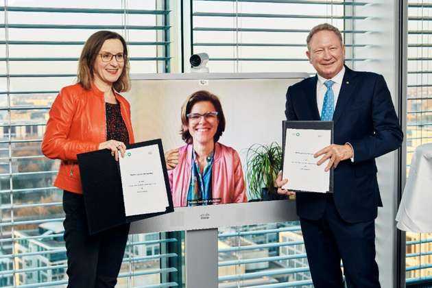 Dr. Sigrid Nikutta, DB-Vorstand für Güterverkehr; Dr. Daniela Gerd tom Markotten, DB-Vorstand für Digitalisierung und Technik; Dr. Andrew Forrest, Gründer und Aufsichtsratsvorsitzender von FFI (v.l.n.r.)