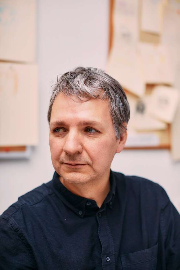 Steffen Ullrich, Technology Fellow, Genua: „Eine wesentliche Grundlage ist die Vernetzung der OT mit Office-IT und externen Dienstleistern, für Datenanalyse, Fernwartung oder Flexibilisierung wie Just-in-time-Produktion und Lagerhaltung. Dies geht jedoch mit hohen Risiken einher, weil bestehende ältere Systeme (Brownfield) nicht adäquat für eine sichere Vernetzung konzipiert wurden. Da eine Beeinträchtigung der Produktion durch eingeschränkte Verfügbarkeit oder Angriffe geschäftskritisch und damit inakzeptabel ist, sollte ein Fokus auf der Minimierung von Zugriffsrechten und Angriffsflächen liegen. Sichere Fernwartungsarchitekturen, Datendioden sowie Segmentierung und Mikrosegmentierung mit Industrie-Firewalls ermöglichen dabei ein hohes Schutzniveau, das zusätzlich um reaktive Lösungen zur Angriffserkennung ergänzt werden sollte.“