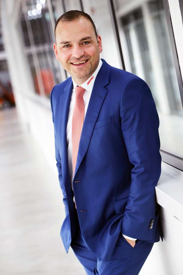 Gert Müller, Geschäftsführender Gesellschafter, Gemü: „Bei Gemü nutzen wir in vielen Bereichen bereits die Chancen der Digitalisierung. Wir wollen Teil der digitalen Supply Chain unserer Kunden werden und unterstützen so Industrie-4.0-Strategien. Wir stellen bereits heute Zustands- und Prozessdaten zur Verfügung, die den Anlagenbetreiber dabei unterstützen, seine Anlage am Betriebsoptimum zu betreiben. Damit werden Wartungszyklen optimiert und Stillstandzeiten reduziert. Weiterhin ist die Digitalisierung die Grundvoraussetzung unserer Operational Excellence Strategie. Wir verwenden RFID-Tags zur Kennzeichnung von Produkten, um eine hohe Prozesssicherheit zu erzielen und die Prozessteuerung beispielsweise bei der Chargenrückverfolgung zu unterstützen. Außerdem erweitern wir den digitalen Zwilling, um den Produktionsprozess stetig zu verbessern. Das größte Potential sehen wir im Einsatz von KI, um Prozesse zu simulieren und zu optimieren.“