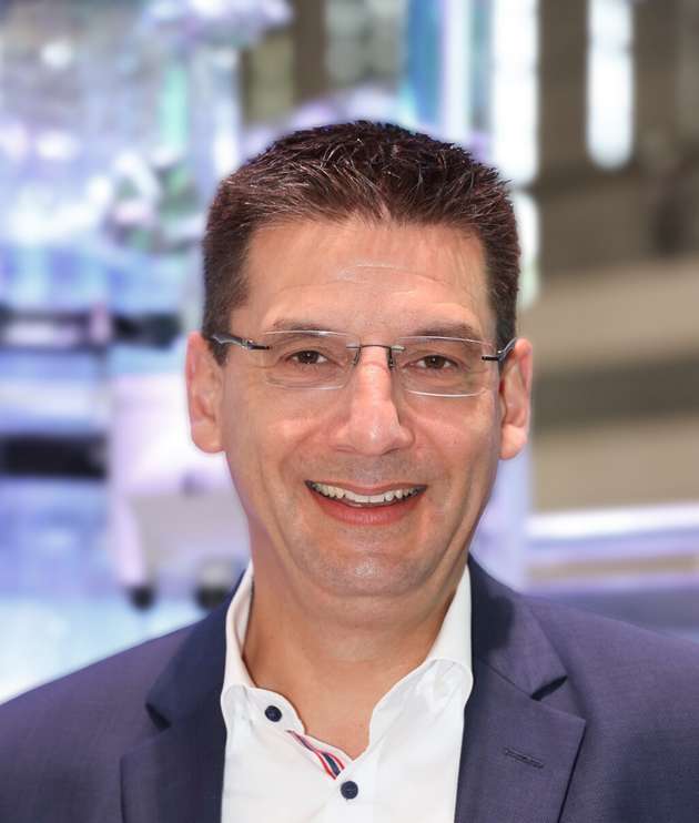 Jörg Freitag, VP Sales & Verticals Process Automation, Siemens: „Wir sehen bei unseren Kunden immer stärker die Anforderung nach nachhaltigen, ressourcenschonenden und – sicherlich der aktuellen Situation geschuldet – energieeffizienten Lösungen. Ein wichtiger Ansatzpunkt dafür ist Transparenz, denn nur so weiß ich genau, wo beispielsweise meine „Energiefresser“ in der Anlage sind und wo ich Energieverbrauch konkret reduzieren kann. Und dies erhalte ich mit intelligenten Digitalisierungsansätzen. Ein erster Schritt wäre, energiekritische Anlagenkomponenten mit smarten Sensoren und intelligenter – vielleicht sogar KI-gestützter – Analyse-Software auszustatten. Damit können sie vom Anlagenbetreiber remote und in Echtzeit überwacht werden. Anstehender Verschleiß oder auch ineffizienter Betrieb wird frühzeitig erkannt, so dass Abhilfemaßnahmen, die dann auch der Energiebilanz der Anlage zugutekommen, rasch ergriffen werden können.“