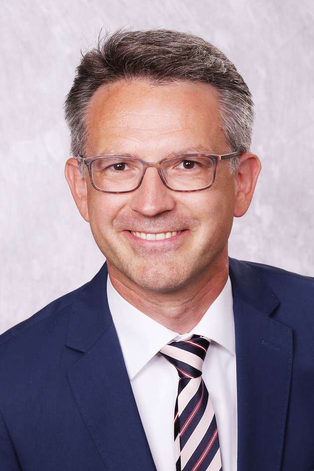 Christian Elbert, Director Marketing, Process Instrumentation, Wika: „Digitalisierung schafft Mehrwert durch datenbasierte Entscheidungen. Ein solches wirtschaftliches Plus, zum Beispiel durch Condition Monitoring oder Effizienzoptimierung, kann in analog gesteuerten Anlagen kaum erzielt werden. Jede Brownfield-Umgebung lässt sich jedoch über ein individuelles Nachrüstungskonzept sukzessive umwandeln, unter Wahrung bisheriger Investitionen. Wika als Messtechnik-Hersteller und Digitalisierungspartner unterstützt eine solche Unternehmenstransformation von der Sensorebene her, von der Erhebung der Daten und deren Übertragung bis hin zur Darstellung in Dashboards. Mit dieser Strategie werden alle relevanten Prozesse schrittweise vernetzt und transparent. Sie formt die Basis, um ein vielschichtigen Mehrwert zu generieren.“