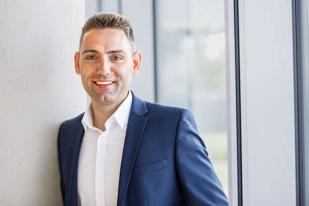 Lukas Dökel, Head of Digital Plant, Wago: „Der Nutzen der Digitalisierung ist bei kleinen und großen Anlagenbetreibern identisch. Wir sehen aber, dass kleine Unternehmen weniger Möglichkeiten haben, Anwendungen zu testen und zu integrieren. Das liegt zum Beispiel am Fachkräftemangel oder an geringeren Budgets. Hier setzen wir an: Wir bieten etablierte Lösungen, die einfach und kostengünstig installiert werden können. Damit haben auch kleine Betreiber die Möglichkeit, langfristig effizient, sicher und flexibel zu produzieren. Die Anwendungsbereiche sind vielfältig: Sie beginnen beim Energiemanagement, das sich je nach Bedarf skalieren lässt und Anwendern somit die Kennzahlen zur Verfügung stellt, die sie benötigen, und reichen bis zu vollumfänglichen Automationsstrukturen, die zum Beispiel über Device-Management-Tools zukunftsfähig verwaltet werden können. Die Zeiten von proprietären Lösungen sind aus unserer Sicht vorbei. Wichtig ist, dass der angestrebte Nutzen einer Lösung, wie zum Beispiel Flexibilität, auch in der Topologie angewendet werden kann.“