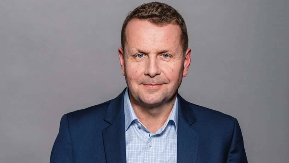 Als Geschäftsführer der Veolia Energie Deutschland und deren Tochtergesellschaft Ökotec Energiemanagement baut Olaf Kipp die ganzheitliche Betrachtung zur Optimierung von Industriestandorten weiter auf. Neben einer beratenden Tätigkeit bei Industriekunden zum Thema Standortoptimierung und Dekarbonisierungseffizienz treibt ihn das Interesse an neuen und innovativen Lösungen zur kontinuierlichen Effizienzverbesserung. Die feste Überzeugung, dass digitale Tools und menschliche Expertise unmittelbar zusammengehören, ist dabei Grundlage für die Entwicklung von zukunftssicheren Dienstleistungen. Olaf Kipp leitet darüber hinaus bei der Deutschen Unternehmensinitiative Energieeffizienz – DENEFF eine Arbeitsgruppe. Faires partnerschaftliches Vorgehen und Transparenz sieht er als wesentlichen Grundstein der gemeinsamen Aktivitäten auf dem Weg zu einer nachhaltigeren Industrie.