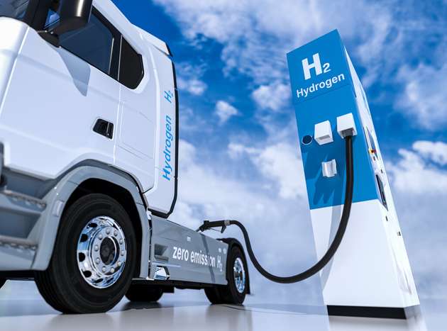 H2-Tankstellen-Zapfsäule betankt einen LKW für emissionsfreien und umweltfreundlichen Transport.