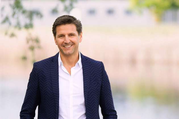 Andreas Urschitz, Chief Marketing Officer bei Infineon: Die electronica ist Leitmesse für die Elektroindustrie und damit eine ideale Plattform um darüber zu sprechen, wie wir die zentralen Herausforderungen unserer Zeit mit innovativen Systemlösungen bewältigen können. Für uns stehen zwei übergeordnete Themen im Fokus: Dekarbonisierung und Digitalisierung. Beide Themen sind eng miteinander verknüpft. Wir müssen sorgsam mit unseren Ressourcen umgehen, wollen wir unseren Kinder eine lebenswerte Welt hinterlassen. Halbleiter spielen hierbei eine zentrale Rolle. Sie ermöglichen eine höhere Energieeffizienz entlang der gesamten Wandlungskette. Entscheidend ist aber auch die Digitalisierung, denn mit smarten Applikationen lässt sich noch mehr Energie sparen. Unser Motto für die diesjährige electronica lautet deshalb: „Driving decarbonization and digitalization. Together.“
Electronica 2022, Halle C3.502