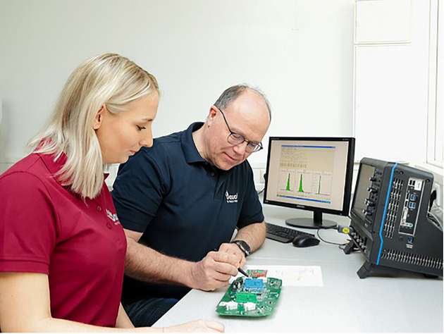 Während einer Schaltungsuntersuchung werden Schwingsicherheit, Frequenzgenauigkeit sowie die Leistung am Quarz analysiert.