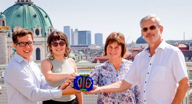 Von links nach rechts: Georg Harrer (TU Wien), Lidija Radovanovic (TU Wien), Elisabeth Wolfrum (IPP Garching), Friedrich Aumayr (TU Wien) mit einem 3D-gedruckten 1:100 Modell des ITER