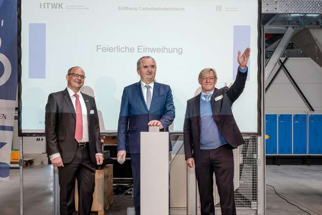 Prof. Mark Mietzner, Rektor der HTWK Leipzig, Thomas Schmidt, Sächsischer Staatsminister für Regionalentwicklung, und Prof. Klaus Holschemacher, Direktor des Instituts für Betonbau an der HTWK Leipzig (v.l.), eröffnen das Carbonbetontechnikum.