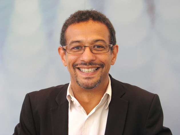 Christophe Tremlet, Product Line Management bei Analog Devices: Aktuelle Themen für ADI sind Industrie 4.0, Smart Manufacturing und Digital Factory. Es sind Bezeichnungen für die Entwicklung der Fertigung, die höhere Produktivität, mehr Flexibilität und mehr Agilität bietet. Gleichzeitig verbraucht sie weniger Energie und Materialien, um nachhaltiger zu produzieren. Eine der Schlüsselstrategien besteht darin, umfangreiche Datensätze von der Edge der industriellen Automatisierung nahe der Sensorik und Aktion zu erfassen, diese Datensätze nahtlos über die industriellen Betriebs- und Informationsnetzwerke zu kommunizieren und dann fortschrittlich zu analysieren, um die Fertigungsabläufe zu optimieren. Diese Rich-Data-Strategie treibt dann den Wechsel von diskreten On/Off oder analogen 4 mA auf 20 mA Loop Edge-Feldgeräten an – angeschlossen über Technologien wie Ethernet 10BASE-T1L/APL.
Electronica 2022, Halle C4.125