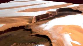 Dieses Bild der nördlichen Polkappe des Mars zeigt zum ersten Mal Schichten von Wassereis und Staub in perspektivischer Ansicht. Hier sehen wir fast zwei Kilometer hohe Klippen, und das dunkle Material in den caldera-ähnlichen Strukturen und Dünenfeldern könnte vulkanische Asche sein.