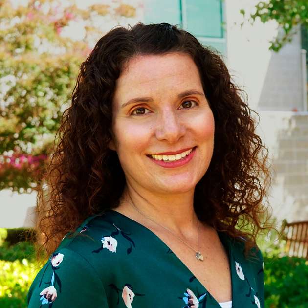 Krista Pavlakos, Vice President of Marketing Communications and Demand Creation bei Renesas Electronics: Wir freuen uns auf die Konnektivitäts- und IoT-Lösungen, die dieses Jahr auf der Messe gezeigt werden. Wir sehen eine enorme Chance darin, Intelligenz von der Cloud bis zur Edge des Industrial IoT zu bringen, was durch die Pandemie noch verstärkt wurde und wird. Auf der electronica stellen wir die neuesten Konnektivitätstechnologien im Bereich BLE, Wi-Fi 6 und Cat-M1 vor. Diese eignen sich ideal für eine breite Palette von Anwendungen wie Smart Cities, Smart Homes, medizinische Geräte und Industrieanwendungen. Aus dem Automobilbereich zeigen wir außerdem unsere hochentwickelte R-Car-basierte ADAS-Plattform sowie ein Automotive-Radarsystem. Als weiteres Highlight an unserem Stand präsentieren wir den Besuchern unsere Automotive-Lösungen und Technologien live erfahrbar in einem Elektroauto – ein absolutes Muss zu sehen!
Electronica 2022, Halle B4.179