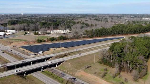 The Ray, eine gemeinnützige Organisation mit Sitz in Atlanta, setzt geobasierte Software ein, um Autobahnflächen als Standorte für Solaranlagen zu identifizieren und zu bewerten. The Ray arbeitete mit Partnern zusammen, um diese fünf Hektar große Ein-Megawatt-Solaranlage neben einer Autobahnkreuzung in La Grange, Georgia, zu entwickeln.