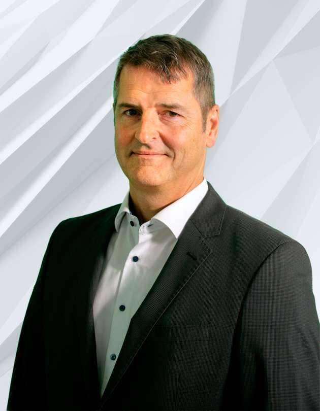 Gero Lustig, Digital Lead Hub Central/ Southern Europe, ABB Process Automation Energy Industrie: „Es muss nicht immer die große Data-Lake-Lösung sein, die alle Bereiche durchzieht. Nicht-invasive Sensorik kann kostengünstig installiert werden und ermöglicht zum Beispiel die kontinuierliche Überwachung von rotierenden Maschinen und optimiert so Wartungszyklen und Laufzeiten. Papiergebundene Arbeiten im Produktionsfeld können durch Tablets mit Bedienerführung und Live-Daten ersetzt werden, sodass Arbeiten an der Anlage digital unterstützt und Asset Integrity mit deutlich weniger Aufwand erreicht werden kann. Software-as-a-Service-Lösungen ermöglichen den Einstieg mit geringem Capex, sodass die Lösung ohne finanzielles Risiko evaluiert werden kann. Große Potenziale sehen wir im Bereich Modulare Automa­tion, die eine Vernetzung der bisher häufig maximal durch Profibus/Profinet oder Modbus verbundenen Automation darstellen kann. Da kann viel Datentransparenz und Optimierungspotenzial gehoben werden.“