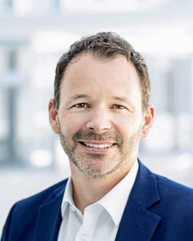 Dominik Heigemeir ist seit 2015 bei Festo im Marketing & Online Business Umfeld tätig. Anfänglich mit der Verantwortung für die Market Communication in DACH hat er die letzten Jahre das Thema Online Business als neuen Vertriebskanal dort aufgebaut, bevor er im Juli 2022 die globale Verantwortung für Market Communication bei Festo übernommen hat. Zuvor war Dominik Heigemeir sowohl bei B2C- als auch B2B-Unternehmen in unterschiedlichen Marketing-Funktionen immer nah an der Schnittstelle zu Sales und legt daher großen Wert auf Messbarkeit und Umsatzwirksamkeit von Marketing-Maßnahmen. 