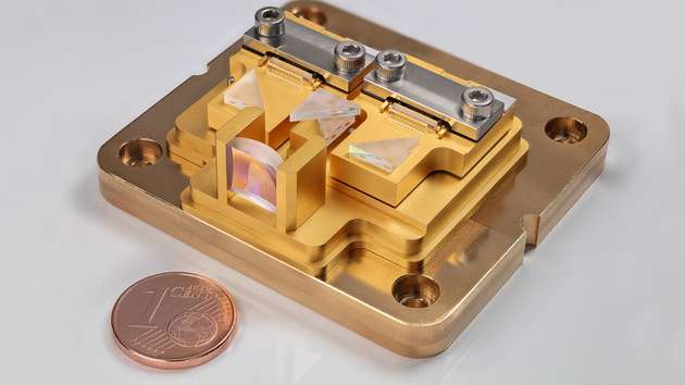 Extrem rauscharmes, zuverlässiges Pumplasermodul mit integriertem Bragg-Reflektor für Weltraumanwendungen und zur optischen Datenübertragung.