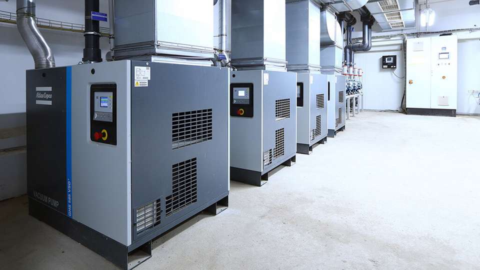 Die zentrale Vakuumstation 1 umfasst vier drehzahlgeregelte Schrauben‐Vakuumpumpen des Typs GHS 585 VSD+ sowie fünf Booster.