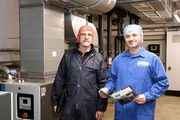 Oliver Hornberg (links), Niederlassungsleiter der Eugen Theis Vakuumtechnik in Werther, mit Waldemar Metzger, Technischer Leiter bei Tönnies Rind.