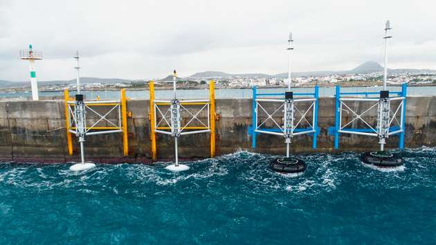 Seinen Härtetest bestreitet der wellengetriebene Generator im Meer in Griechenland.