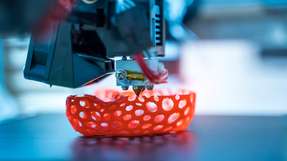 Obwohl die Industrialisierung dieses Verfahrens in den Unternehmen vermehrt in Fokus rückt, hemmt die fehlende standardisierte Qualitätssicherung in der additiven Prozesskette die industrielle Anwendung und Skalierung.