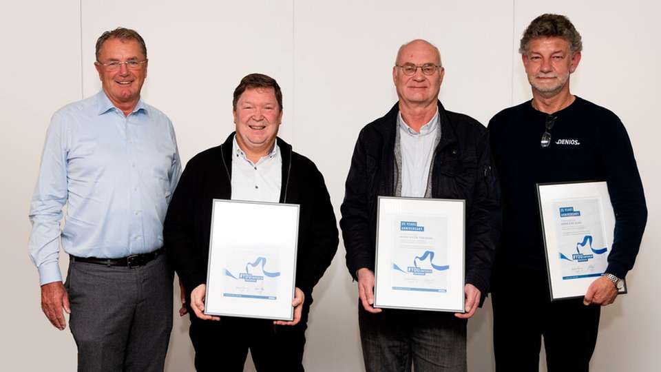Firmengründer und CEO Helmut Dennig gratuliert drei echten Denios-Urgesteinen: Michael Saßmannshausen, Dieter Pohlmann und Dirk Baake sind seit 35 Jahren im Unternehmen
