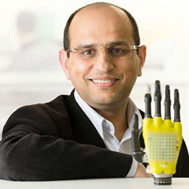 Professor Ravinder Dahiya mit dem Prototyp einer Prothese