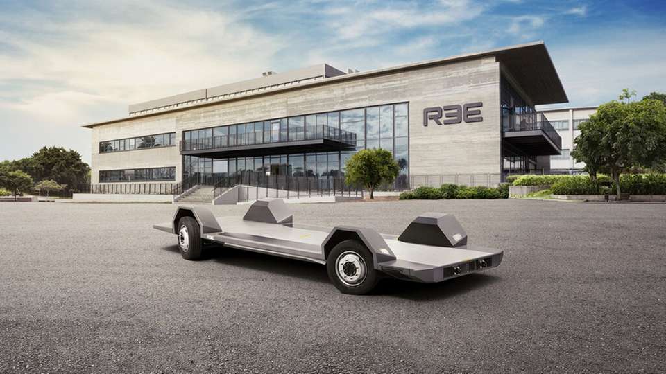 Hauptbestandteil des Angebots von REE ist die P7, ein komplett flaches Chassis für verschiedene Fahrzeugarten.