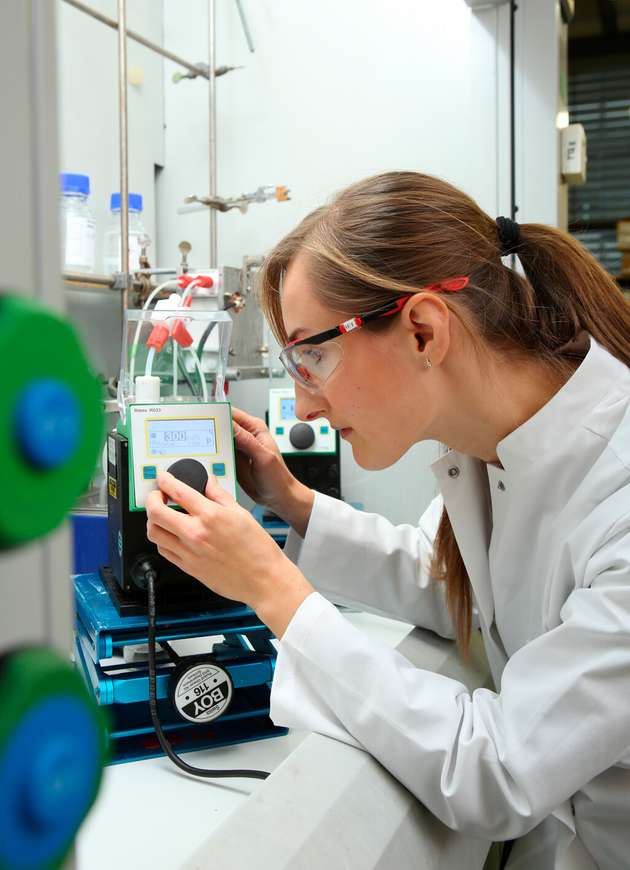 Wissenschaftlerin bei der Arbeit an einer elektrochemischen Durchflussapparatur