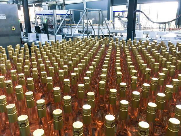 Diese kundenspezifische, vollautomatische End-of-Line-Lösung ermöglicht einen Ausstoß von 14.000 Flaschen pro Stunde.