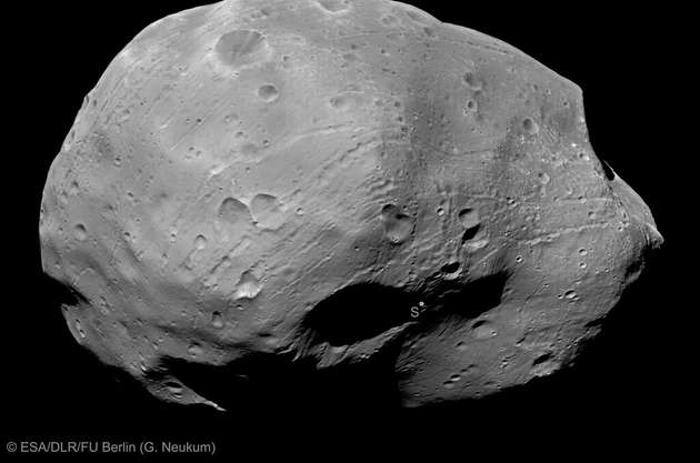 Mit 27 km ist Phobos der größere der beiden Marsmonde. Der MMX-Rover soll 2027 auf ihm abgesetzt werden.