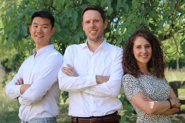 Prof. Dr. Simon Wiederhold (Mitte), Christina Langer und Yuchen Guo bilden das Team für die Pillars-Teilprojekte der KU.