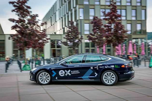 Jedes E-Auto zieht in anderer Weise Strom: ein Tesla des E-Carsharing-Anbieters CITYca.