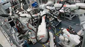 Durch bessere Kalibrierung sollen Roboter im Fahrzeugbau effizienter aufeinander abgestimmt werden.