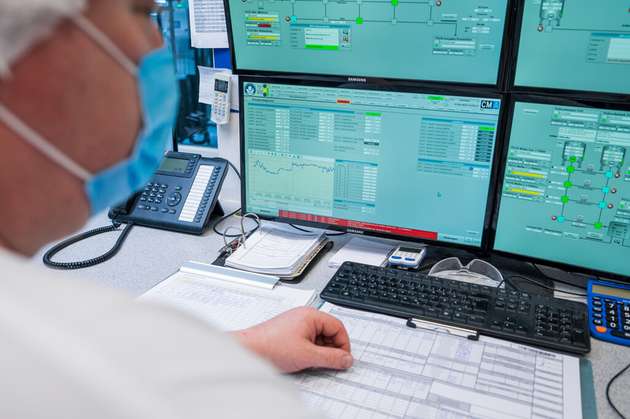 In der Steuerungszentrale können die Mitarbeiter der BMZ auf Basis der Prognose des Lastmanagements in die Produktionssteuerung eingreifen und selbstständig das Starten von Produktionsprozessen beziehungsweise Zuschalten von Lasten verschieben.