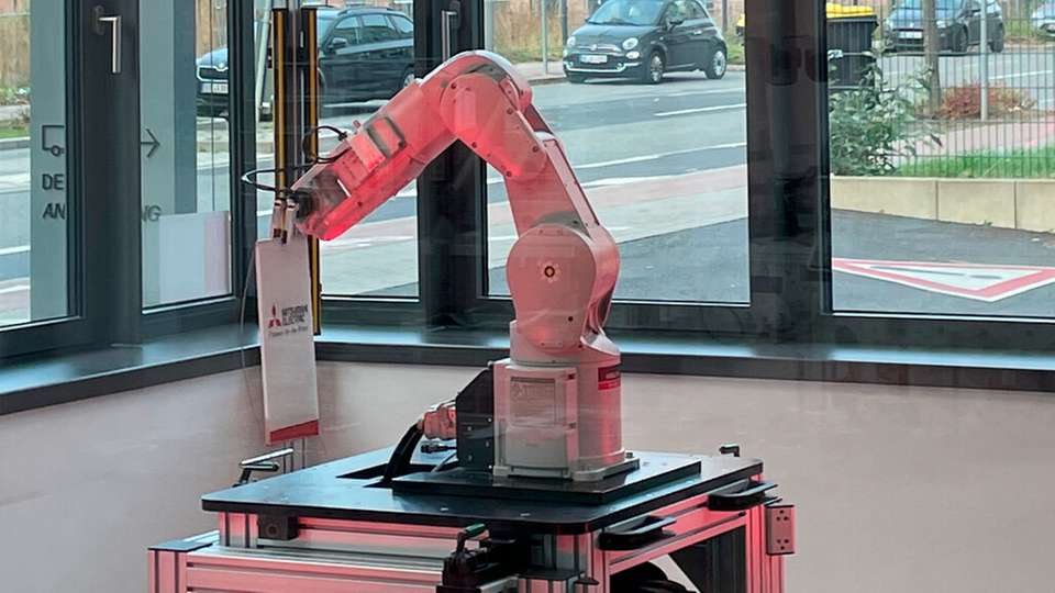 Das CNC Service Center Anlaufstelle ist für alle Servicefragen rund um Maschinensteuerungen und Roboter.