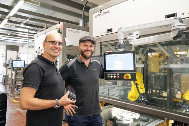  Ein gutes Team: Automationsexperte Markus Roth (rechts) und Baumer Berater Roland Thum an der Anlage in Dübendorf bei Zürich.