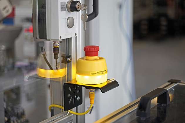 Beleuchtete Not-Aus-Schalter: Das platzsparende Konzept der im Taster integrierten Leuchte findet man selten.