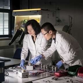 Zhirong Zhao-Karger (links) forscht im Projekt CaSino an der Verbesserung eines Elektrolyten für Calcium-Schwefel-Batterien.