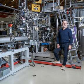 Milan Radovic ist wissenschaftlicher Mitarbeiter an der SIS-Beamline (Spectroscopy of Interfaces and Surfaces) der Synchrotron Lichtquelle Schweiz SLS am Paul Scherrer Institut PSI.