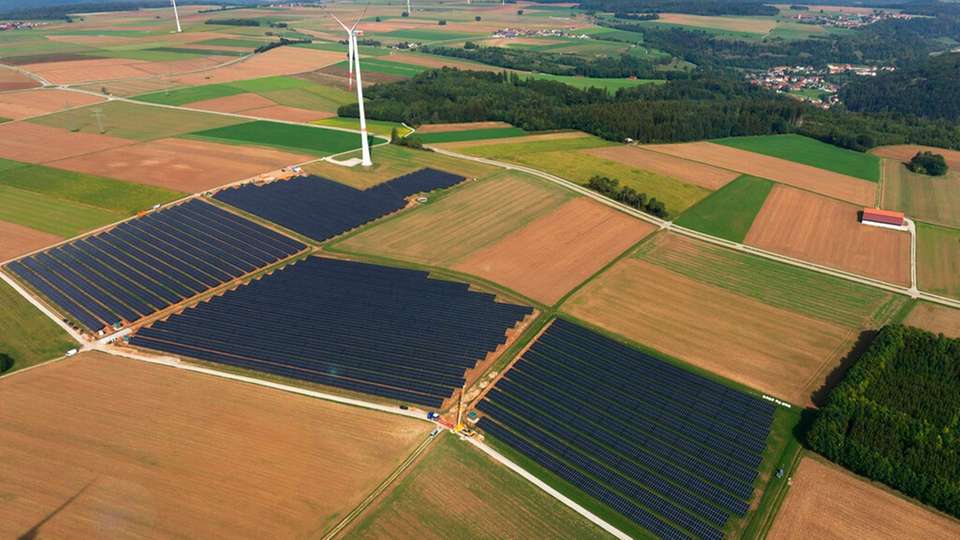 Im bayerischen Oening errichtet Steag für die Altmühl-Jura Energiegenossenschaft einen neuen Solarpark in einem bestehenden Windpark.